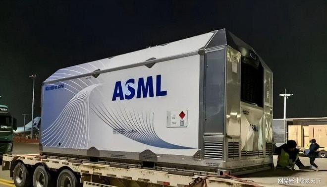 光刻机巨头开始慌了中国造不成光刻机但是要造一个工厂！(图1)